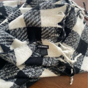 Steve Madden black and white blanket scarf